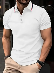 Gros plan d'un polo blanc pour hommes avec col rayé tricolore et détails de boutons