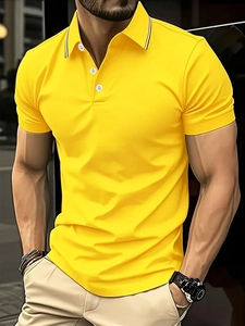 Détail d'un polo jaune pour homme avec col rayé et patte de boutonnage sur modèle réel