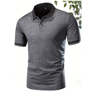 Détail de la texture chinée grise du polo pour hommes avec col rayé contrasté