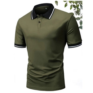 Polo homme vert olive à manches courtes avec col rayé noir sur fond blanc