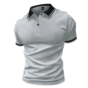 Polo pour hommes gris clair à coupe ajustée avec col et poignets rayés contrastés en noir