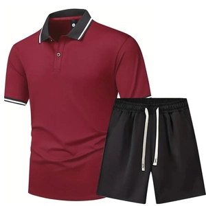Set sportivo estivo da uomo con polo rosso scuro e pantaloncini neri casual