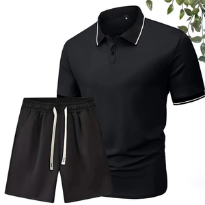 Completo casual da uomo con polo nera e pantaloncini con bordi bianchi a contrasto