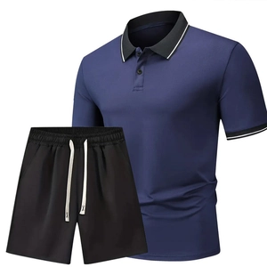 Completo sportivo da uomo con polo blu navy e pantaloncini neri con coulisse bianca