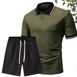 Completo sportivo da uomo con polo verde militare e pantaloncini neri coordinati
