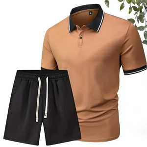 Dettaglio completo polo da uomo con colletto a contrasto e pantaloncini con coulisse