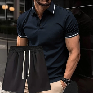 Dettaglio polo blu navy con bordo bianco e pantaloncini neri con coulisse uomo