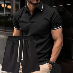 Completo polo nera da uomo e pantaloncini sportivi con coulisse e dettagli bianchi