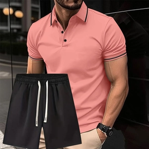 Completo uomo polo rosa a maniche corte e pantaloncini neri con dettagli a contrasto