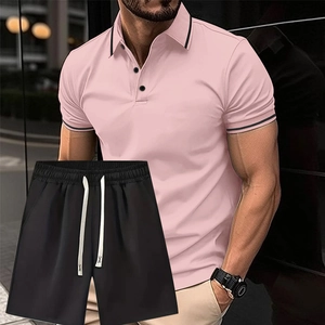 Dettaglio del colletto della polo rosa a righe e pantaloncini neri con coulisse