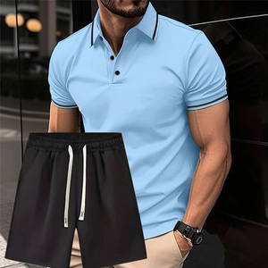 Dettaglio polo azzurra da uomo e pantaloncini neri con coulisse per l'estate