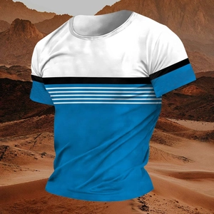 T-shirt homme patchwork tricolore à rayures bleues et blanches dans un décor de désert
