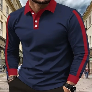 Polo da uomo a maniche lunghe blu navy e rossa con strisce in un contesto urbano esterno