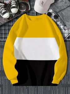 Gros plan d'un sweat à col rond avec blocs de couleurs et style décontracté à plat