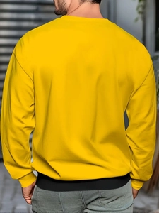 Vue arrière d'un sweat-shirt jaune pour homme avec col rond et poignets côtelés