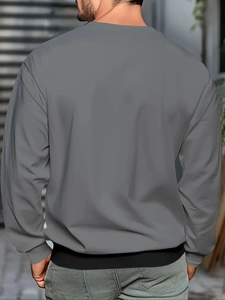 Vue arrière d'un sweat-shirt gris à col rond montrant la coupe ample et le tissu de qualité