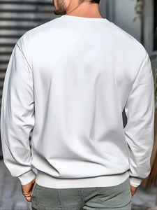 Vue arrière d'un sweat blanc à col rond avec poignets et ourlet côtelés sur mannequin