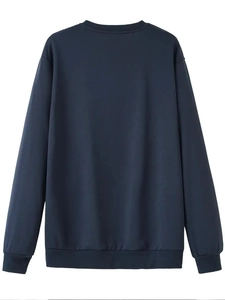 Vue arrière détaillée d'un sweat-shirt bleu marine épais avec des poignets côtelés