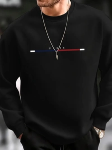 Détail de l'imprimé texte PARIS et des rayures tricolores sur un sweat-shirt noir