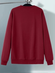Vue arrière détaillée d'un sweat-shirt bordeaux à manches longues avec bords-côtes
