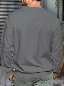Vue détaillée des poignets et de l'ourlet côtelés de ce sweat à col rond gris foncé