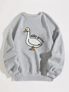 Détail du sweat gris Silly Goose avec poignets côtelés et coutures d'épaules tombantes