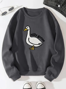 Détail du sweat-shirt gris foncé avec imprimé silly goose et finitions côtelées