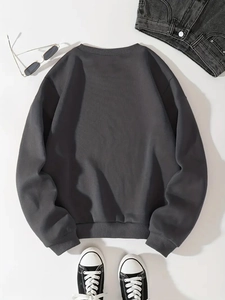 Détails à plat d'un sweat gris anthracite à col rond avec poignets et ourlets côtelés