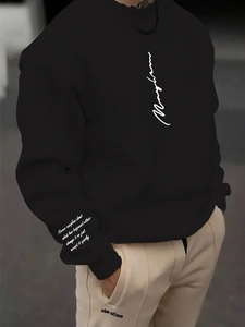 Détail du sweat-shirt noir à manches longues pour hommes avec texte blanc sur la manche