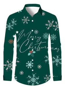 Dettaglio della camicia di Natale verde scuro con stampa Merry Christmas e fiocchi bianchi