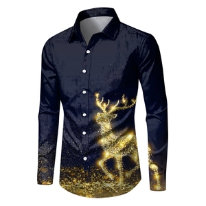 Dettaglio della stampa a renna dorata glitterata sulla camicia blu scuro a manica lunga