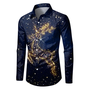 Dettaglio di una camicia blu a maniche lunghe con stampa a renna stellata e bottoni bianchi