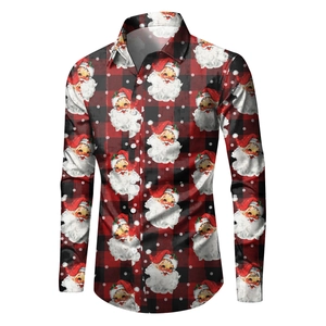 Dettaglio camicia slim da uomo con trama scozzese rossa e stampe di Babbo Natale
