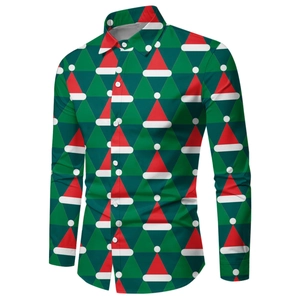 Dettaglio macro camicia da uomo con cappelli di Babbo Natale rossi e motivi geometrici verdi
