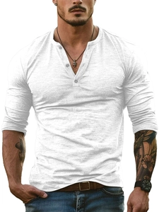 Gros plan d'un t-shirt Henley blanc à manches longues avec boutons et tissu texturé