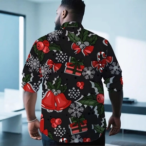 Dettaglio macro della camicia slim fit da uomo con stampa festiva a tema natalizio