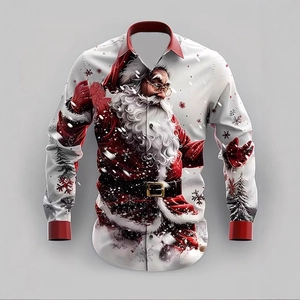Dettaglio macro di una camicia slim fit da uomo con stampa 3D di Babbo Natale e bordo rosso