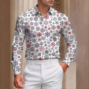 Dettaglio camicia slim fit bianca con motivi di fiocchi di neve neri e rossi