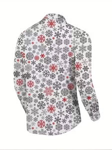 Vista dettagliata del retro della camicia bianca con stampe di fiocchi di neve rossi