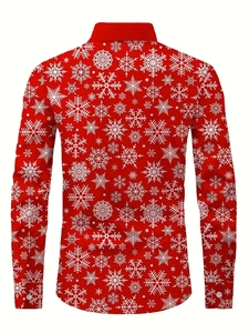 Dettaglio della camicia natalizia rossa con motivi a fiocchi di neve e polsini a bottoni