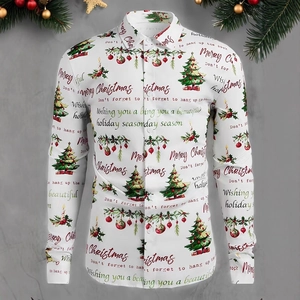 Dettaglio camicia natalizia da uomo slim fit con stampe festive di alberi e palle