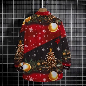 Dettaglio della camicia natalizia rossa e nera con stampe 3D di fiocchi e alberi