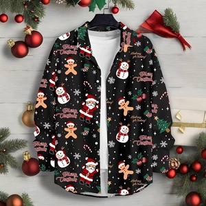 Dettaglio della camicia a maniche lunghe con stampe digitali vivaci di Babbo Natale e pupazzo