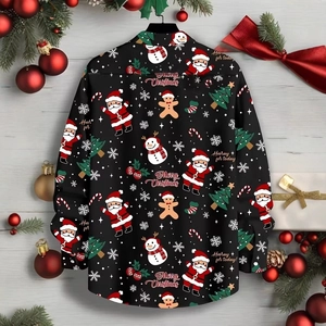 Dettaglio di camicia a maniche lunghe con stampa 3D a tema natalizio con Babbo Natale e pupazzi