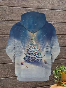 Détail d'un sweat à capuche de Noël avec motif 3D d'arbre enneigé et animaux des bois