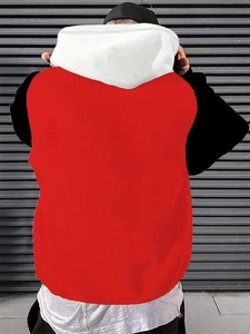 Vue arrière d'un sweat à capuche imprimé 3D avec un design tricolore rouge, noir et blanc