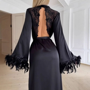 Détail du peignoir en satin noir avec dentelle dans le dos et poignets en plumes de luxe