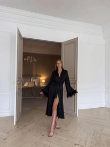 Peignoir luxueux en satin noir avec bordure élégante en plumes aux poignets et ceinture