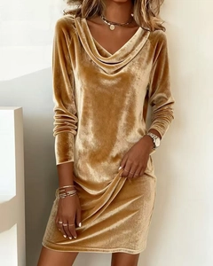 Détail de la robe en velours doré avec col drapé élégant et texture de tissu soyeuse