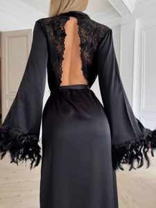 Peignoir élégant en satin noir avec dos ouvert en dentelle et manches ornées de plumes chic